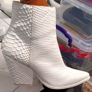 Jeffrey Campbell Pure White Flynn Snakeskin Cowboy Boots👢 🤠  Size 9